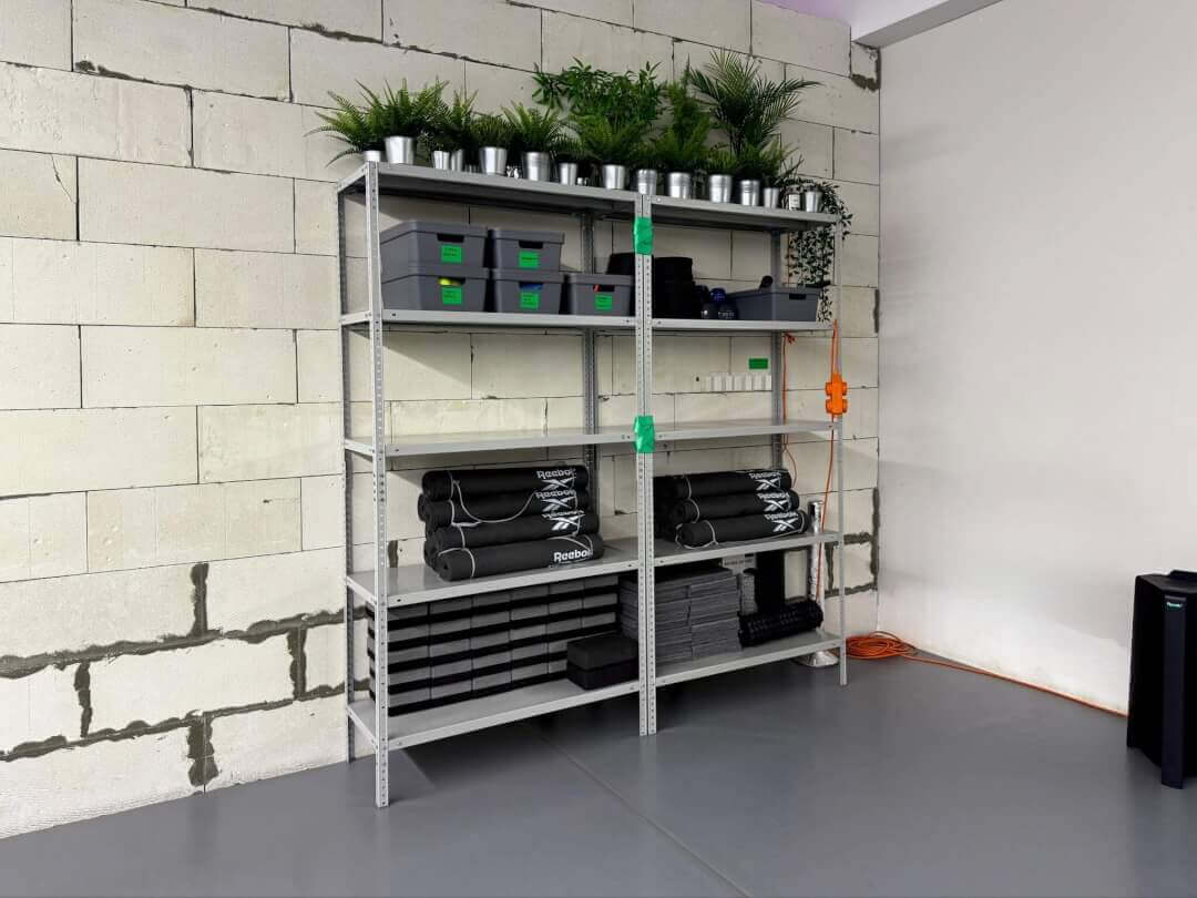 Стеллаж с инвентарём